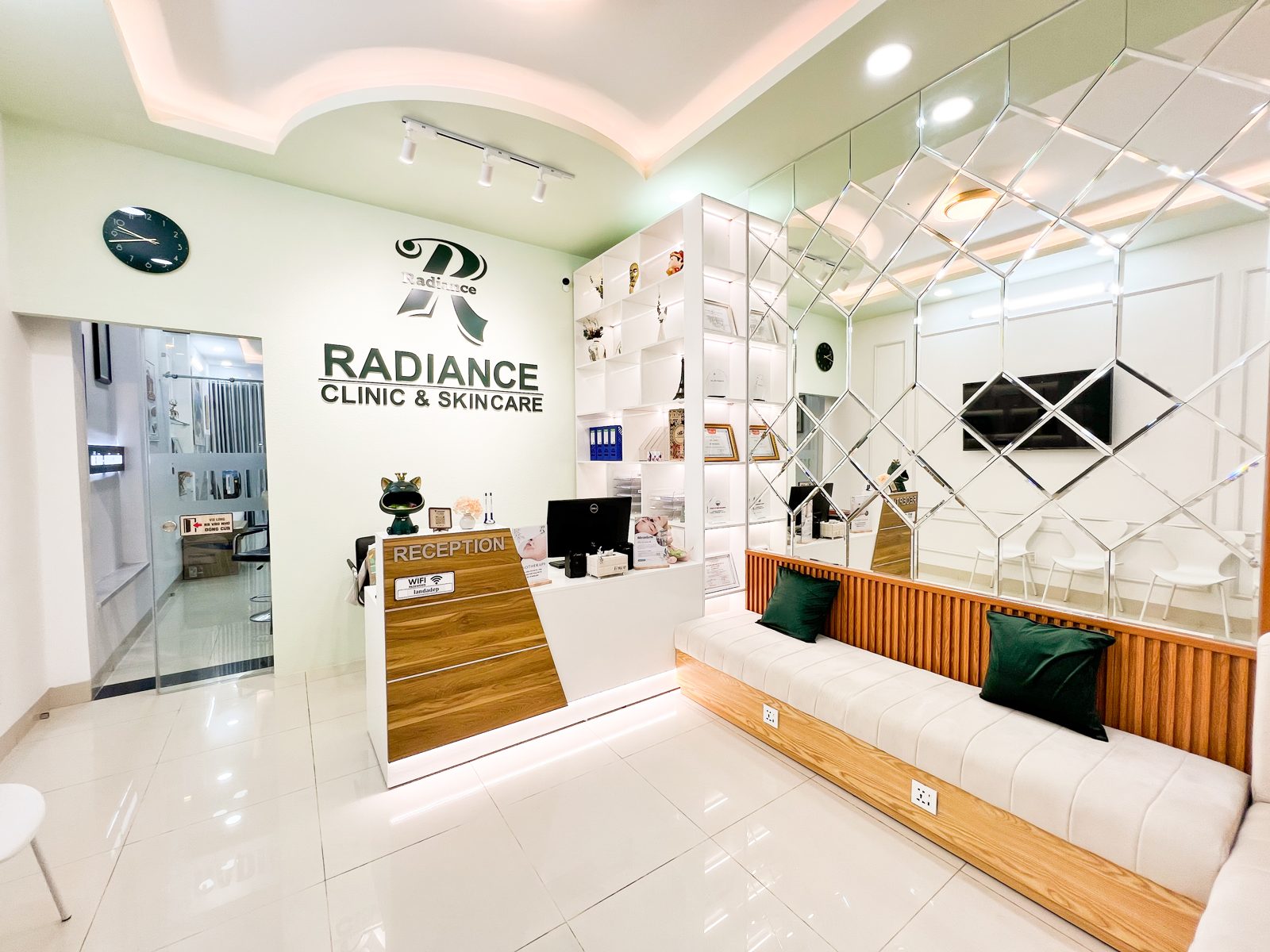 Quầy tiếp nhận Radiance Clinic & Skincare