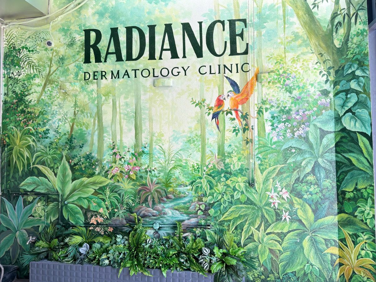 Sân Radiance với tranh tường rừng nhiệt đới